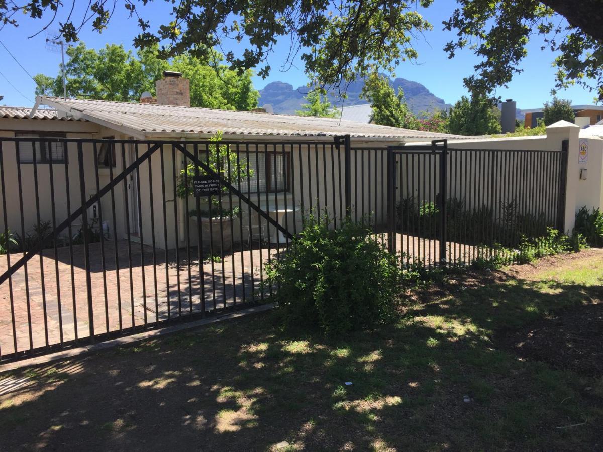 Apartamento Just A Bed Stellenbosch Exterior foto